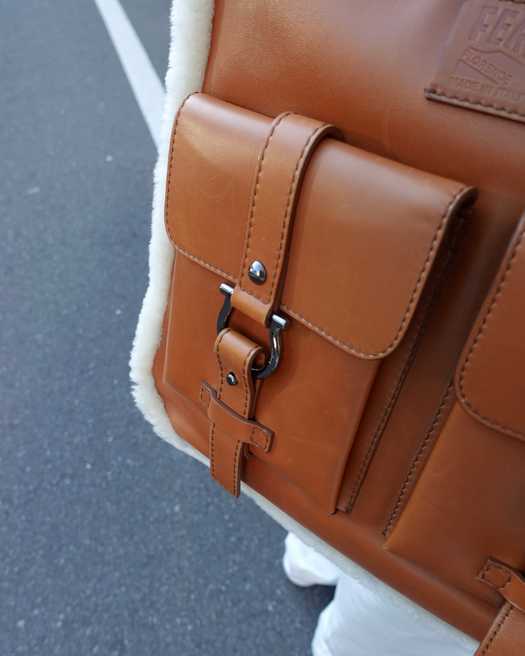 Ferragamo Shearling-Trim Messenger Bag ✨Utility Chic × Shearling Detail × Full Set