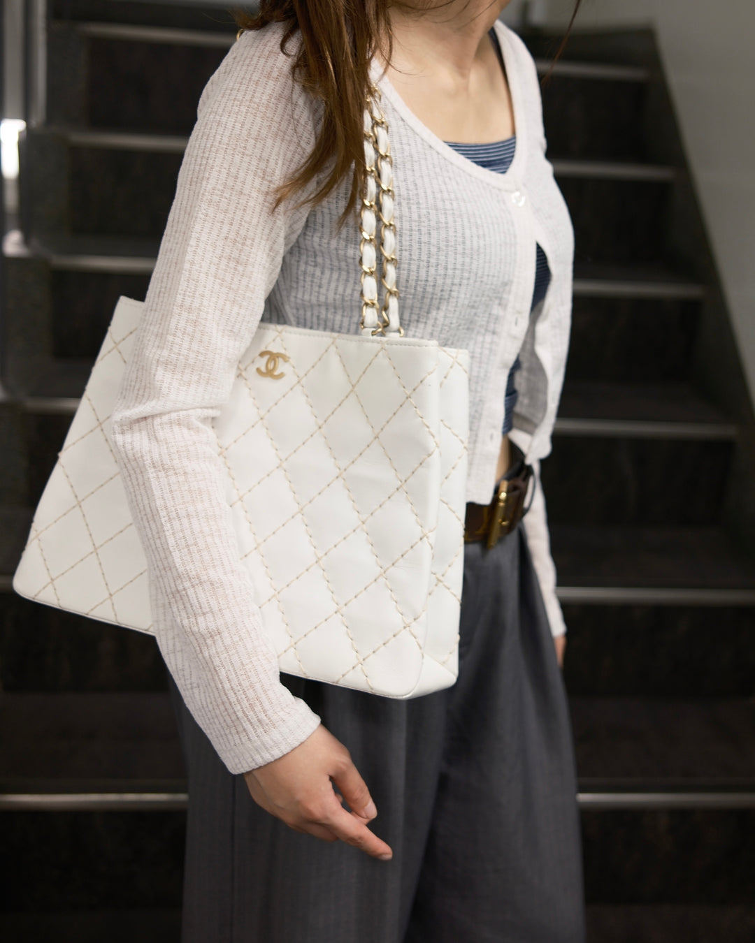 CHANEL White Calfskin Contrast-Stitch Chain Tote Bag 🤍｜Full Set × Near-Mint Condition × Elegant Everyday Style