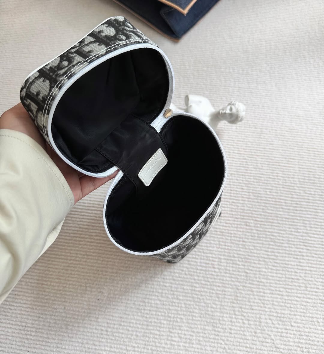 DIOR No.2 Monogram Vanity Bag（Black & White）｜Compact Charm × Iconic Monogram 🖤🤍