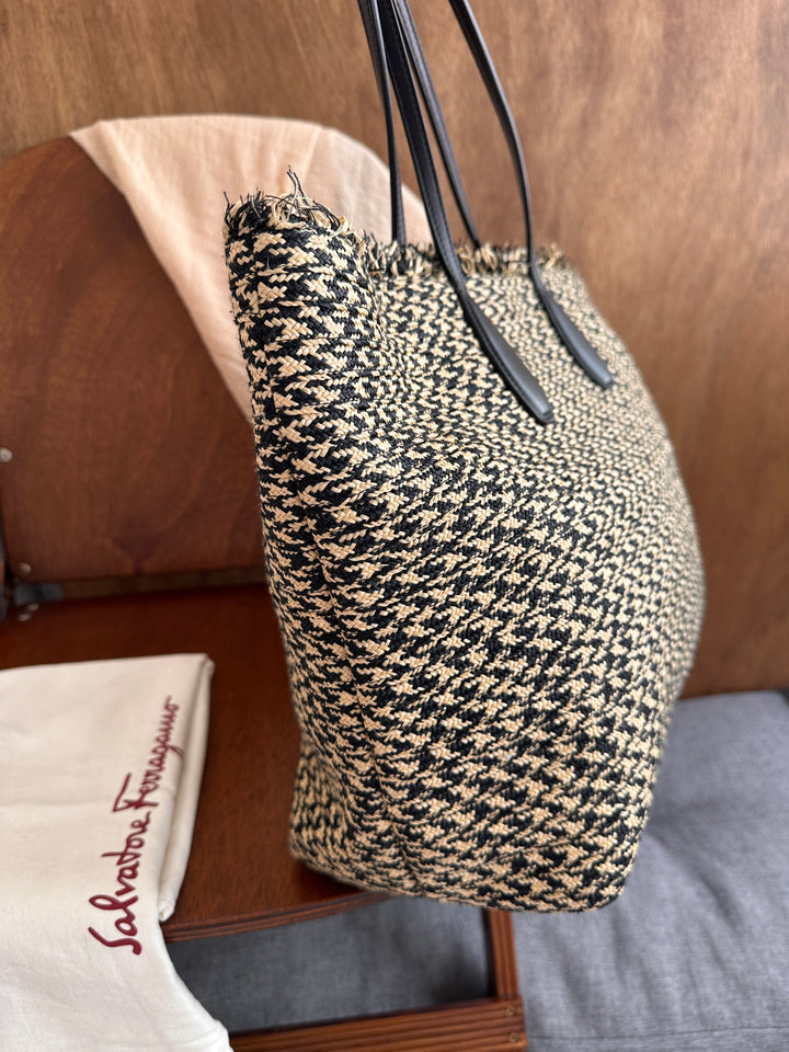 Ferragamo Special Show Raffia Tote Bag 👒｜Runway-Style Raffia Weave × Comes with Pouch × Chic Spring-Summer Mood