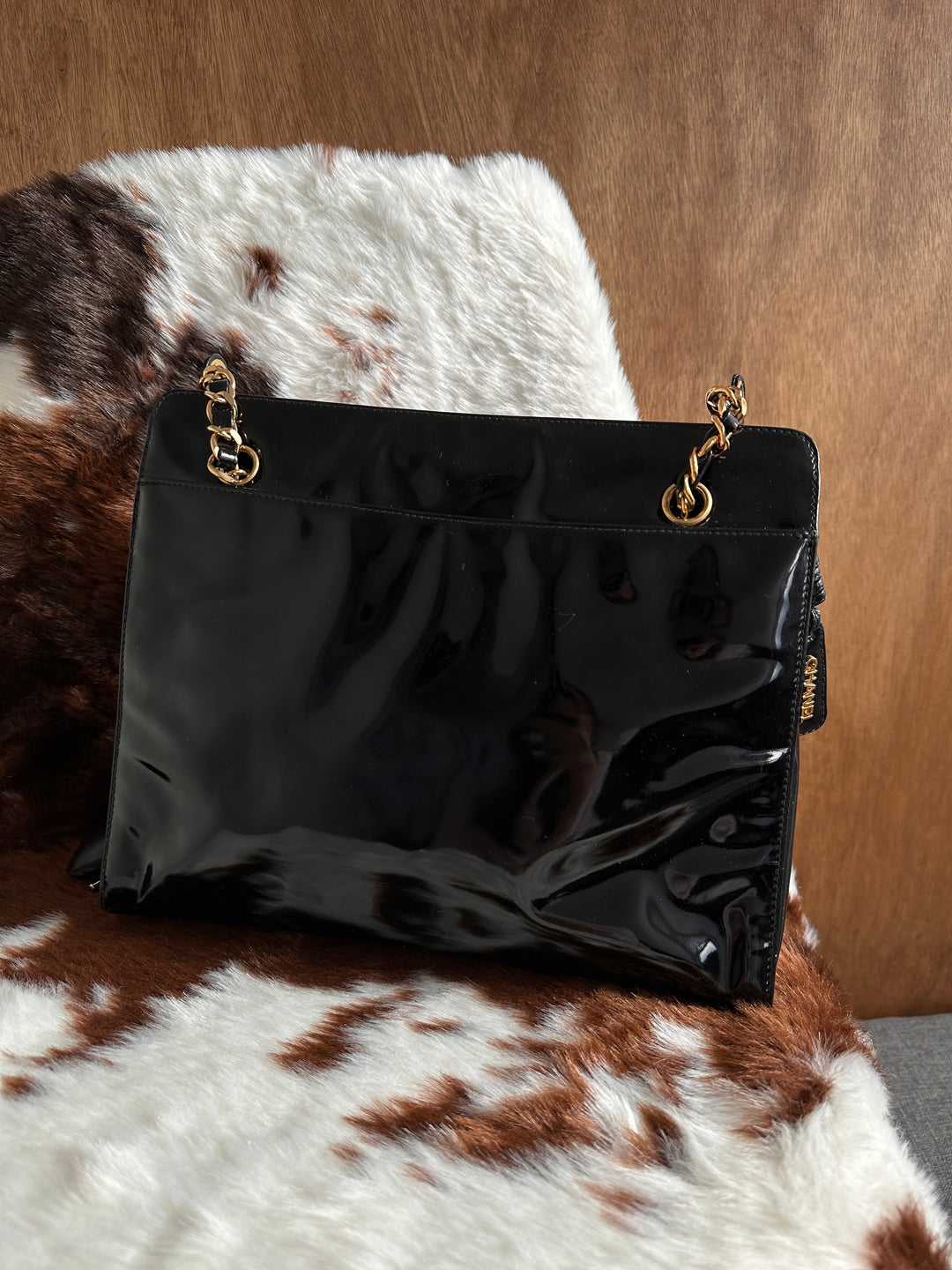Chanel Patent Leather Shoulder Bag 🖤｜Large CC Logo・Glossy Patent Finish・Elegant Everyday
