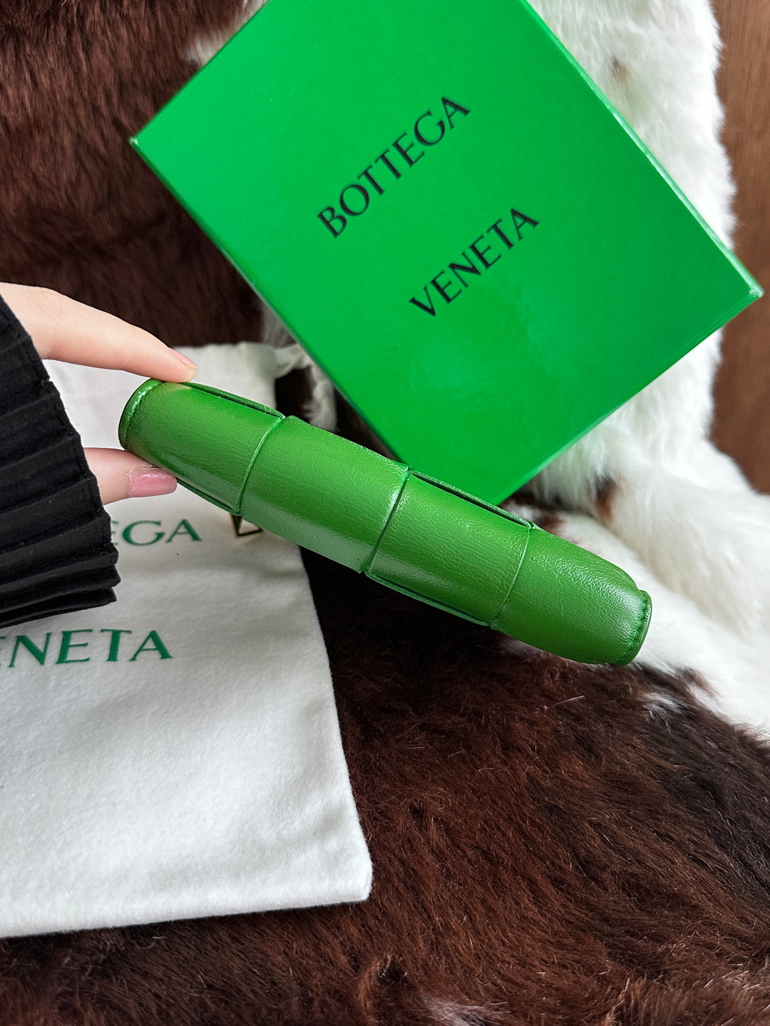 Bottega Veneta Intrecciato Leather Wallet 🖤💚✨｜Signature Woven Design・Full Set Included・Vibrant Statement Color