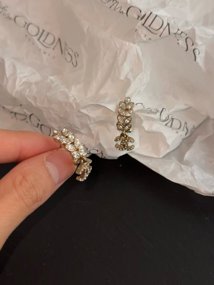 CHANEL Crystal Cat Stud Earrings (Rare Seasonal Release) – Iconic CC Eyes × Sparkling Detail