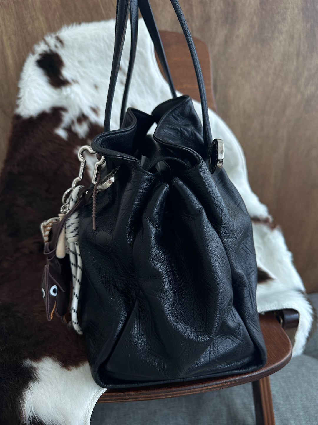 Bvlgari Logo Embossed Leather Tote Bag 🖤｜Hexagon Embossed Pattern・Silver Ring Hardware・Elegant Everyday