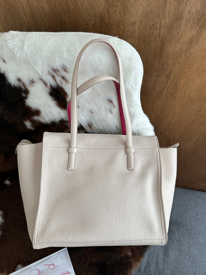 Ferragamo Leather Shoulder Bag 🤍🩷✨｜Bicolor Design・Grained Leather・Spacious Interior
