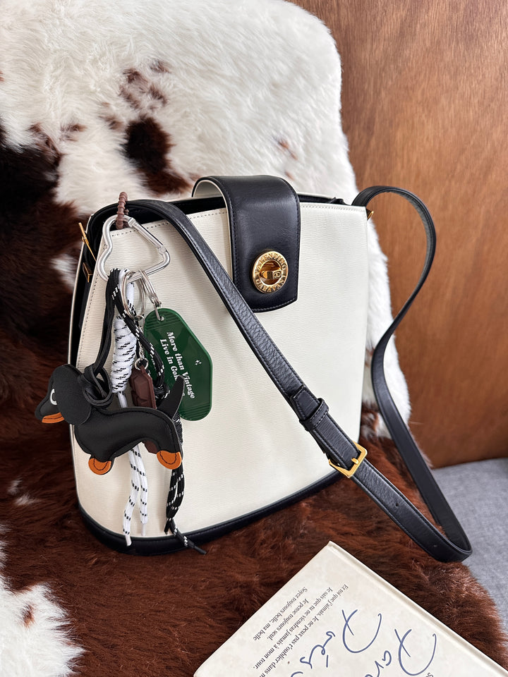 Valentino Two-Tone Turnlock Crossbody Bag 🤍🖤｜Panda Colorway・Vintage Turnlock・Minimal Chic