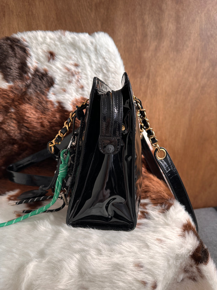 Chanel Patent Leather Shoulder Bag 🖤｜Large CC Logo・Glossy Patent Finish・Elegant Everyday