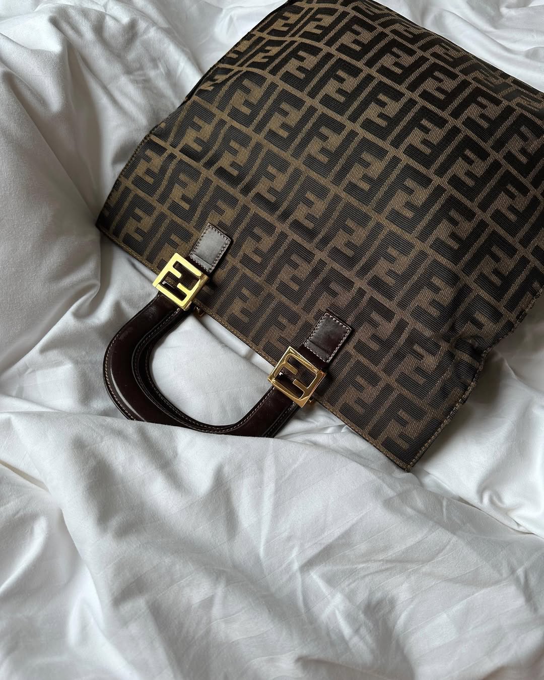 FENDI Tote（Large Vertical Monogram Canvas & Leather）｜Spacious Utility × Timeless Monogram ✨🧸