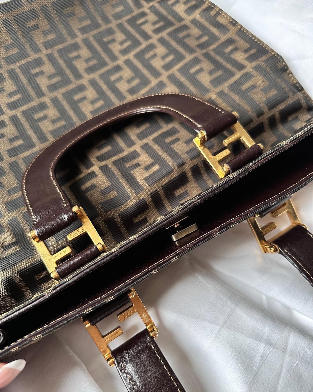 FENDI Tote（Large Vertical Monogram Canvas & Leather）｜Spacious Utility × Timeless Monogram ✨🧸