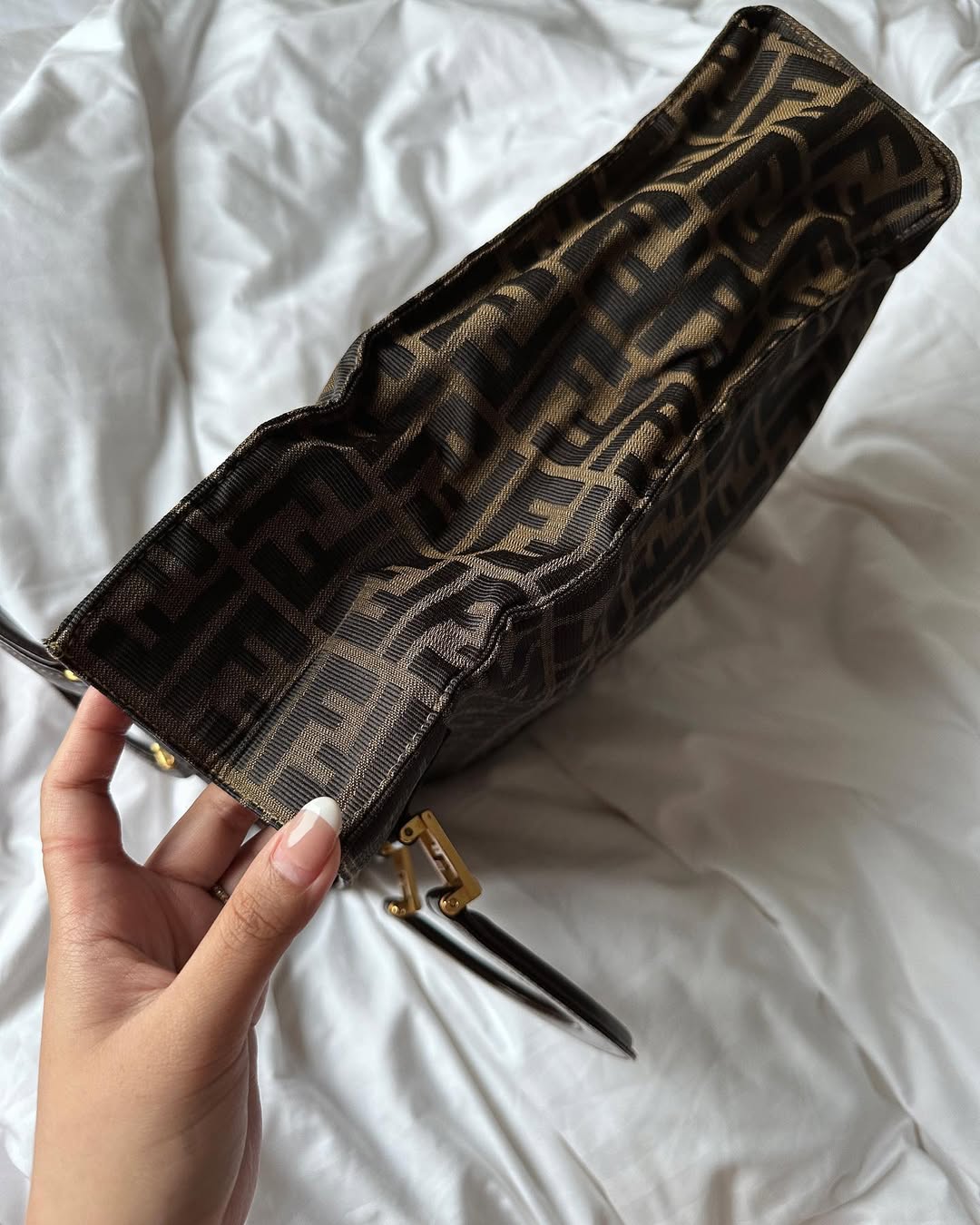 FENDI Tote（Large Vertical Monogram Canvas & Leather）｜Spacious Utility × Timeless Monogram ✨🧸
