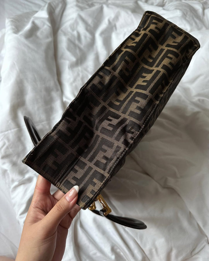 FENDI Tote（Large Vertical Monogram Canvas & Leather）｜Spacious Utility × Timeless Monogram ✨🧸