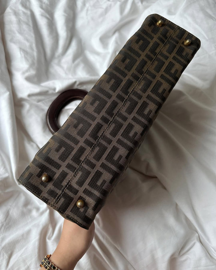 FENDI Tote（Large Vertical Monogram Canvas & Leather）｜Spacious Utility × Timeless Monogram ✨🧸