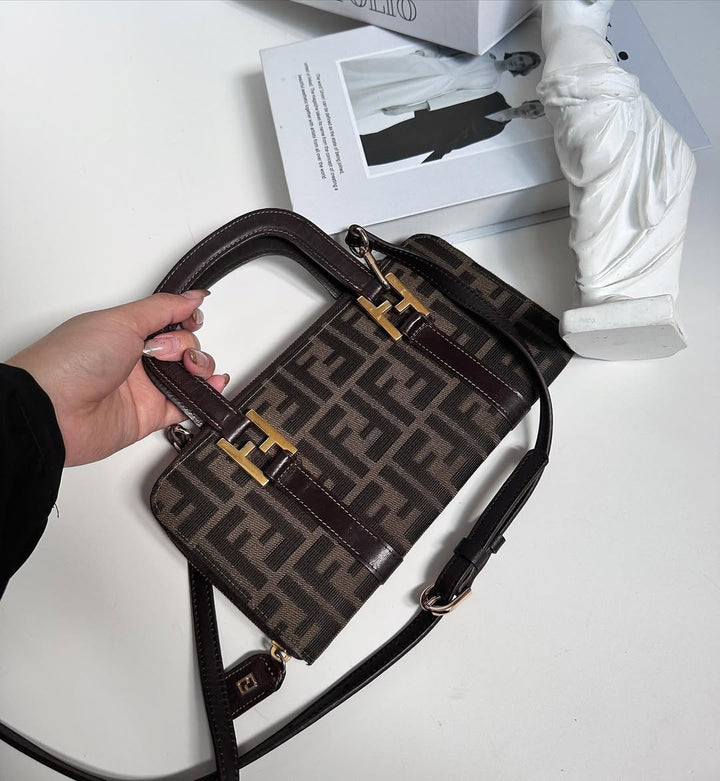 FENDI Wallet-on-Chain（Brown Zucca Canvas × Leather Trim）｜Compact Versatility × Signature Style ✨