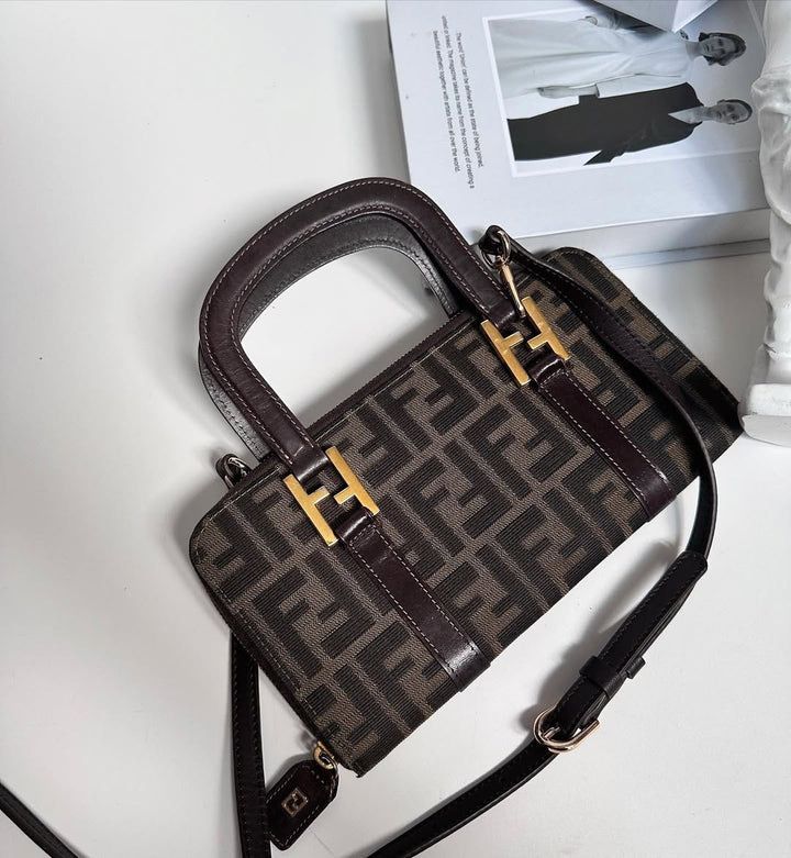 FENDI Wallet-on-Chain（Brown Zucca Canvas × Leather Trim）｜Compact Versatility × Signature Style ✨