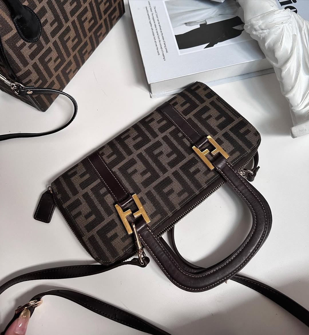 FENDI Wallet-on-Chain（Brown Zucca Canvas × Leather Trim）｜Compact Versatility × Signature Style ✨