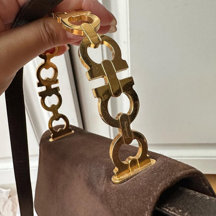 FERRAGAMO Suede & Logo Gold Handle Bag｜Sophisticated Minimalism × Rare Statement 🐼