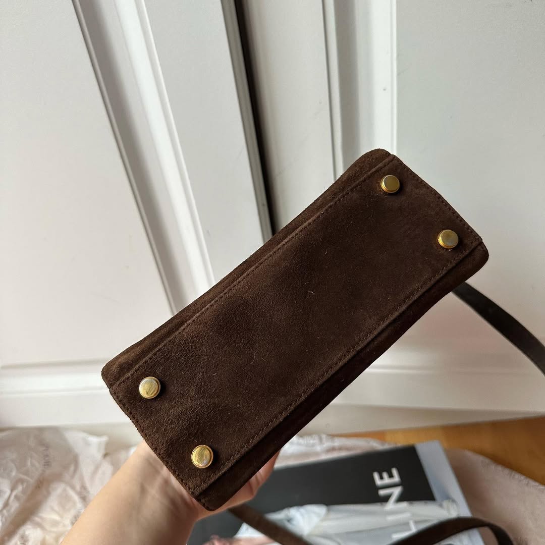 FERRAGAMO Suede & Logo Gold Handle Bag｜Sophisticated Minimalism × Rare Statement 🐼