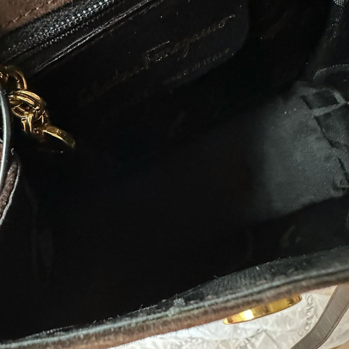 FERRAGAMO Suede & Logo Gold Handle Bag｜Sophisticated Minimalism × Rare Statement 🐼