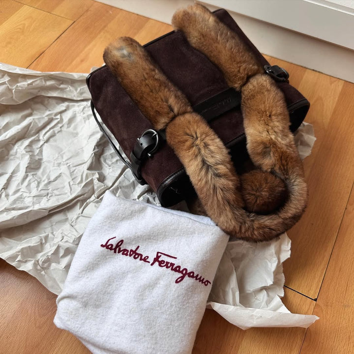 FERRAGAMO Teddy Bear Fur Handle Tote（Brown Suede & Rabbit Fur）｜Playful Warmth × Cozy Luxury 🐻🍂
