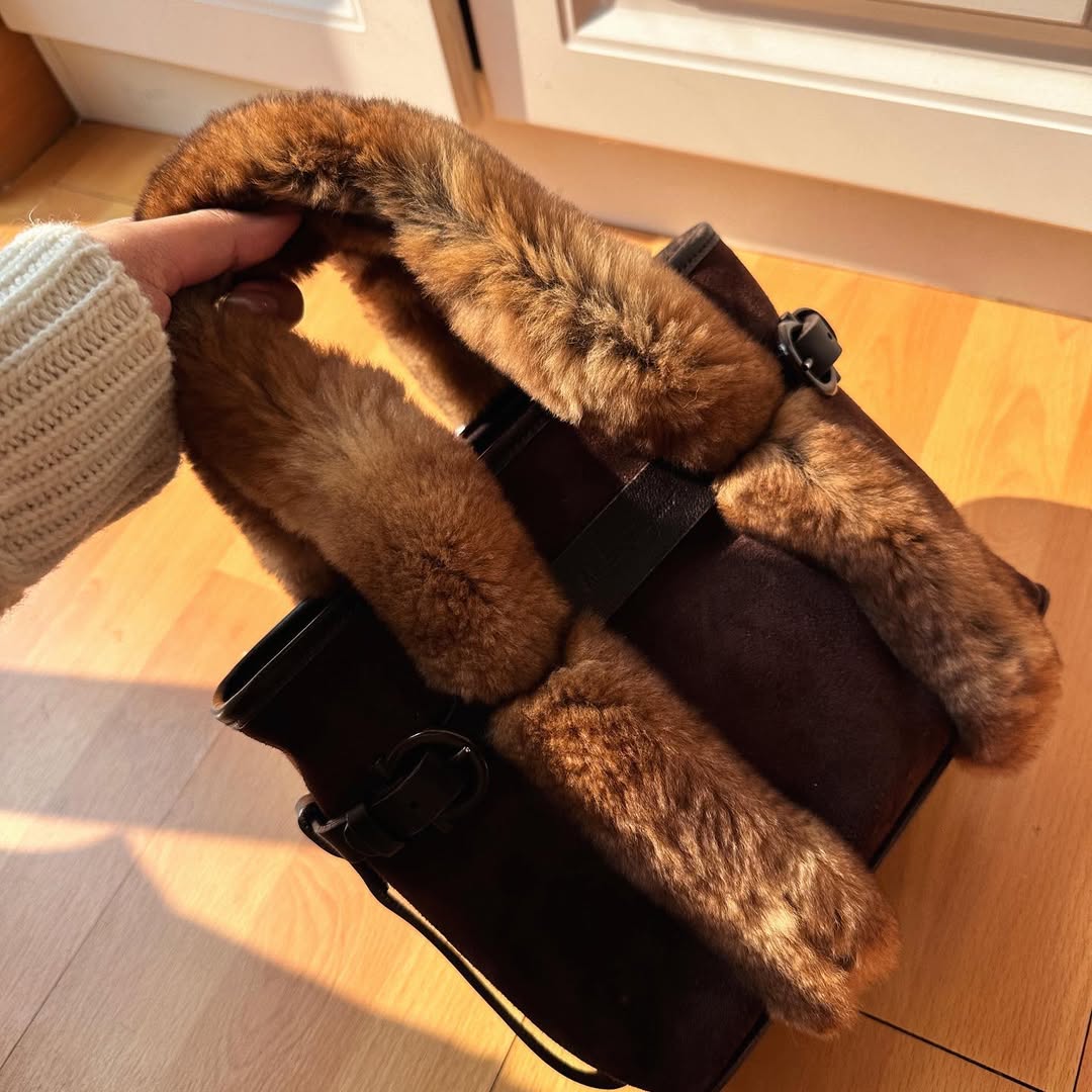 FERRAGAMO Teddy Bear Fur Handle Tote（Brown Suede & Rabbit Fur）｜Playful Warmth × Cozy Luxury 🐻🍂