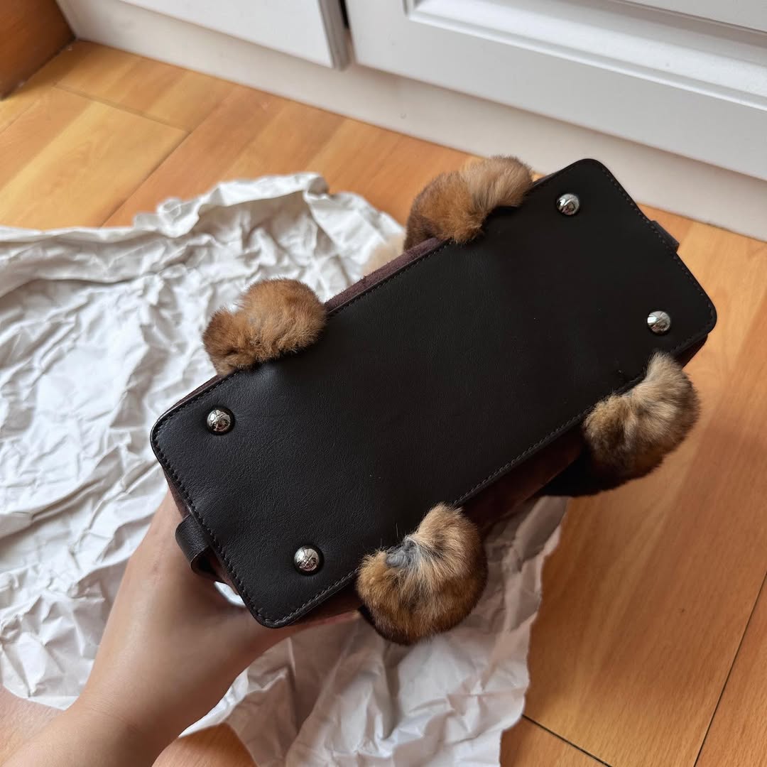 FERRAGAMO Teddy Bear Fur Handle Tote（Brown Suede & Rabbit Fur）｜Playful Warmth × Cozy Luxury 🐻🍂
