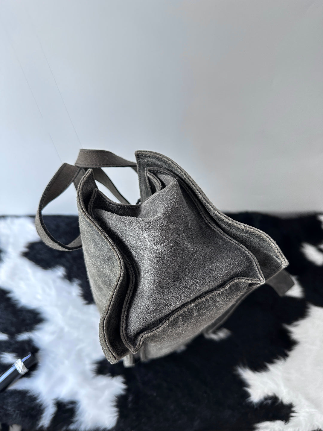 Celine Suede Baguette Bag 🩶｜Moto Buckle Detail・Soft Suede Texture・Effortless Vintage Chic