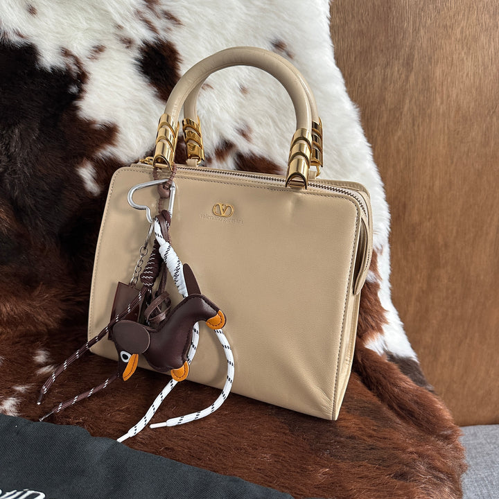 Valentino Garavani Top Handle Handbag 🤍｜Elegant Ivory Leather × Signature V Logo × Sophisticated Gold Hardware