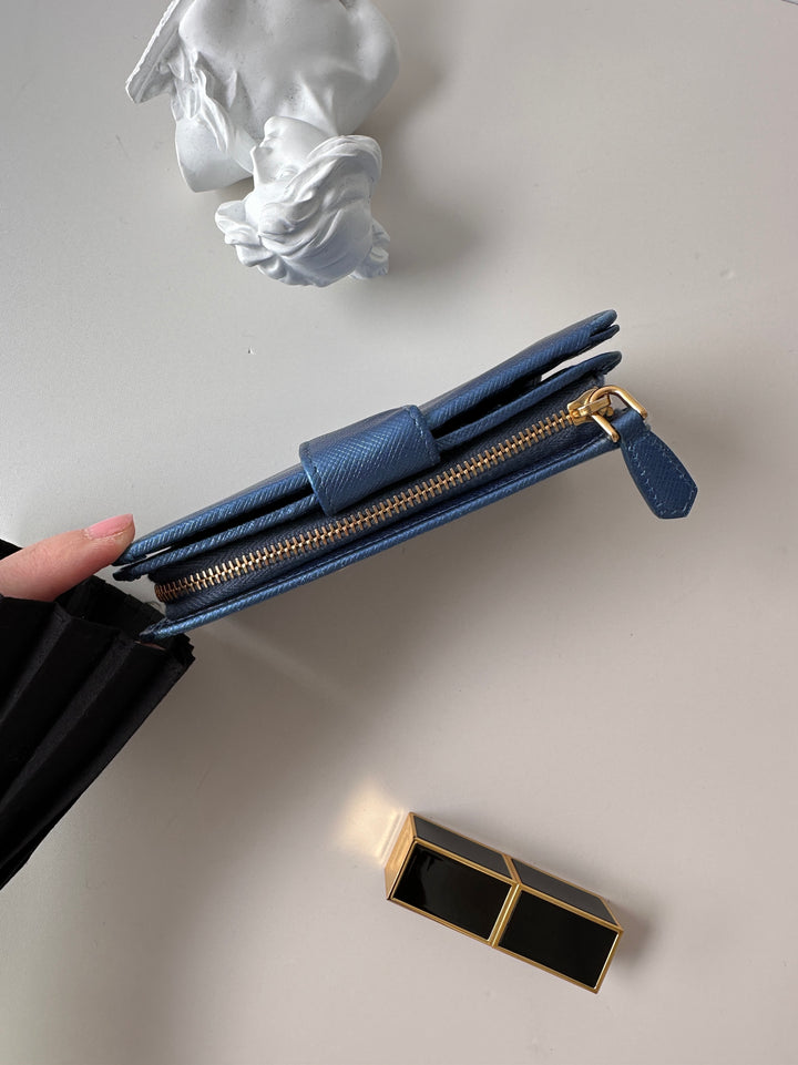 Prada Saffiano Leather Compact Wallet 💙✨｜Iconic Saffiano Texture😍・Elegant Blue Tone・Compact & Functional