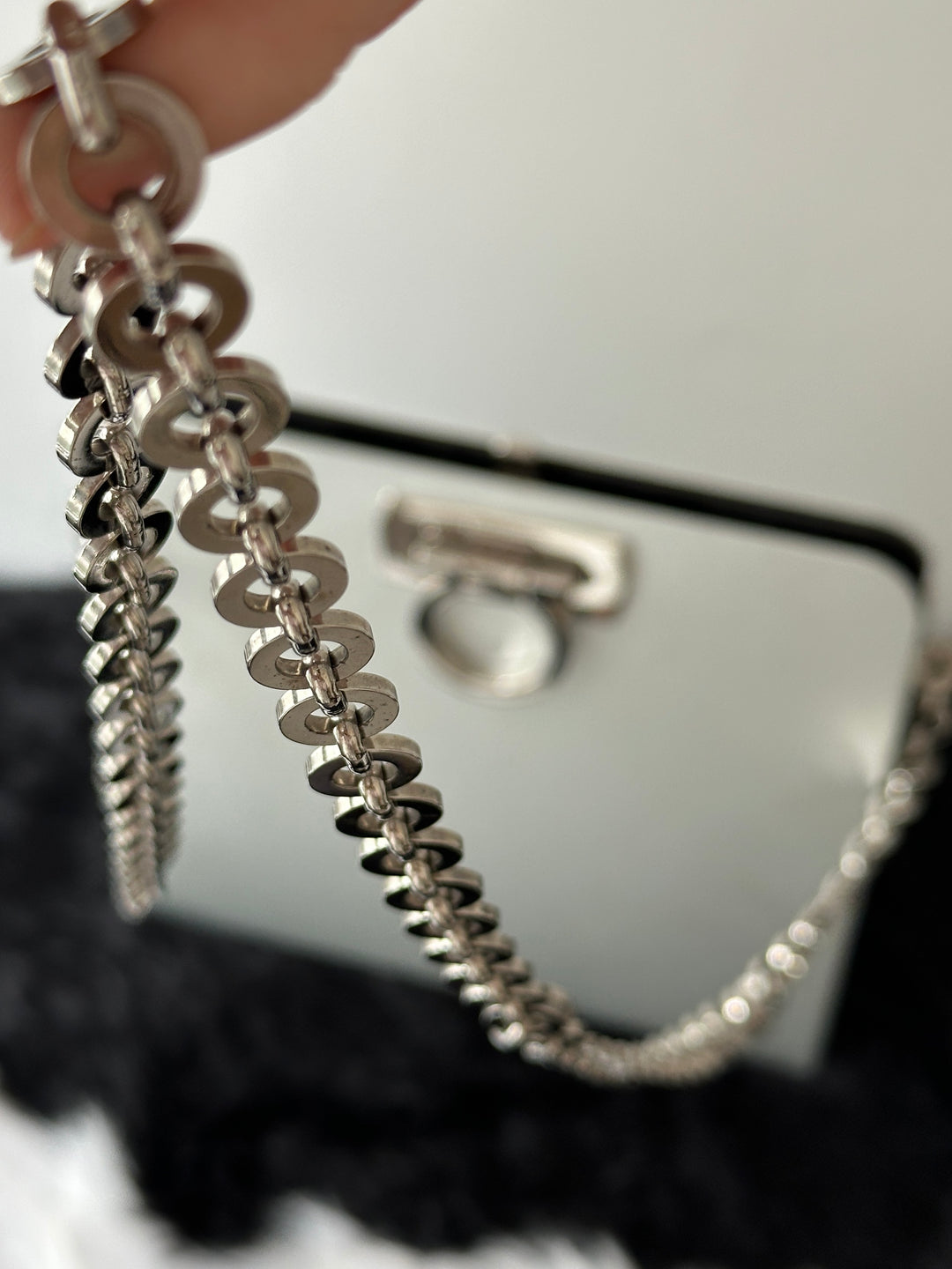 Salvatore Ferragamo Gancini Metal Box Chain Bag 🩶✨｜Iconic Gancini Hardware・Structured Box Design・Collectible Piece