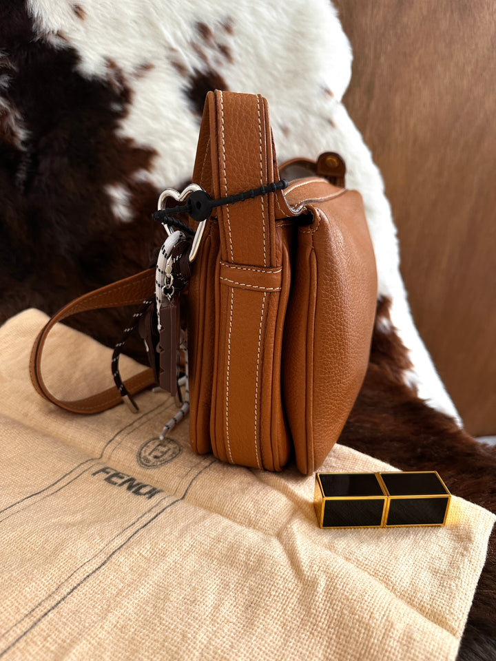 Fendi Caramel Leather Crossbody Bag 🤎🧡｜Vintage Simplicity × Triple-Compartment Design × Full Set Value