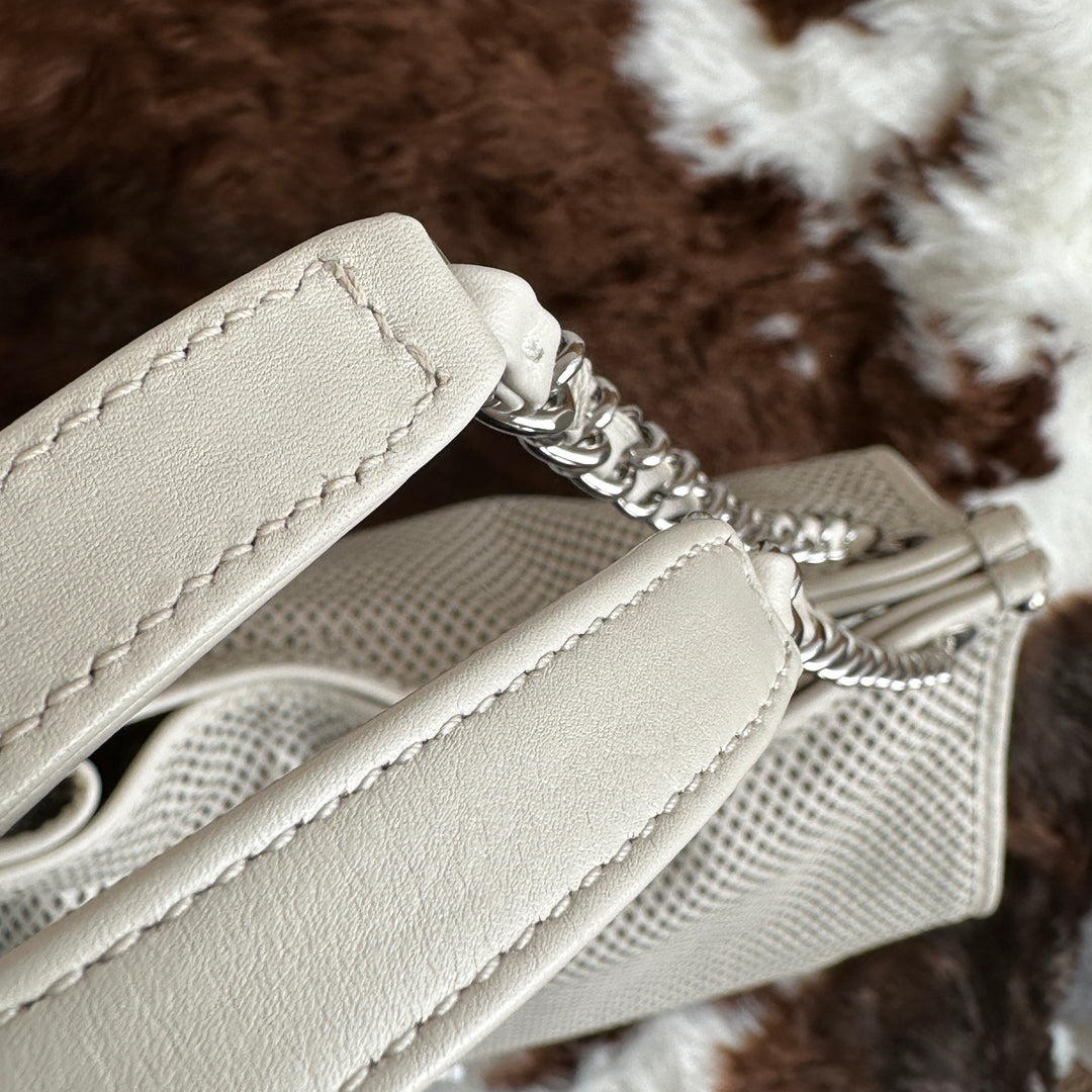 CHANEL Perforated Leather Chain Tote Bag 🤍｜Unique Perforated Design × Versatile Chain Strap × Spacious Everyday Capacity
