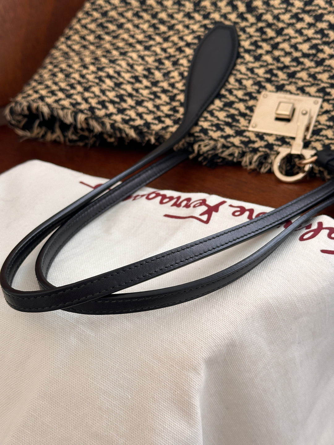 Ferragamo Special Show Raffia Tote Bag 👒｜Runway-Style Raffia Weave × Comes with Pouch × Chic Spring-Summer Mood