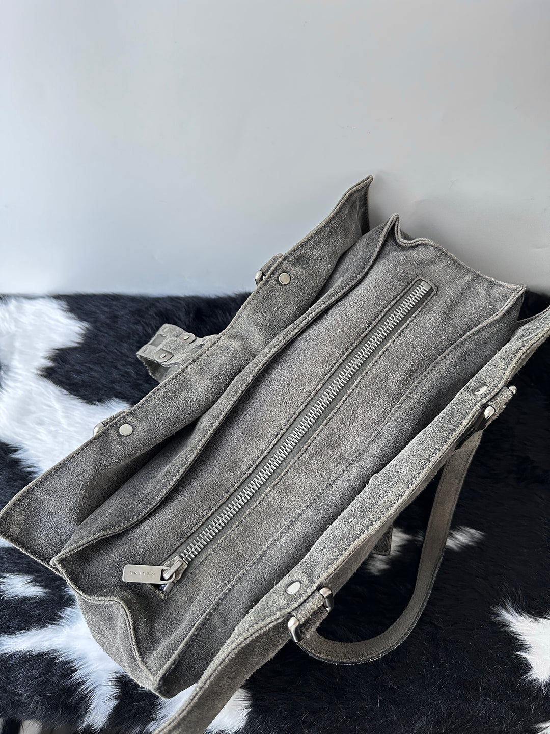 Celine Suede Baguette Bag 🩶｜Moto Buckle Detail・Soft Suede Texture・Effortless Vintage Chic