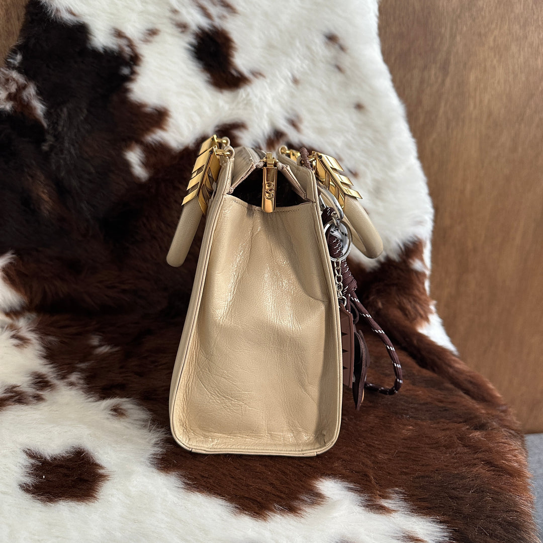 Valentino Garavani Top Handle Handbag 🤍｜Elegant Ivory Leather × Signature V Logo × Sophisticated Gold Hardware