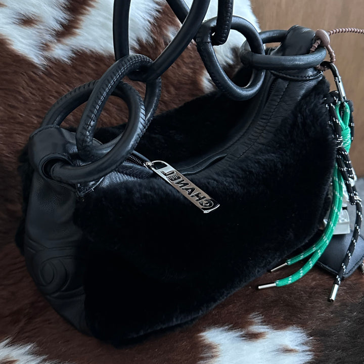 CHANEL Fur & Leather Hobo Shoulder Bag 🖤｜Soft Fur Texture × Signature Ring Detail × Chic Small Size