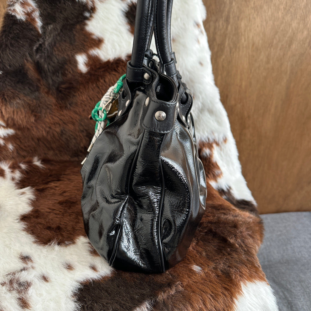 Salvatore Ferragamo Gancini Leather Handbag 🖤｜Glossy Black Leather × Signature Gancini Detail × Elegant Everyday Style