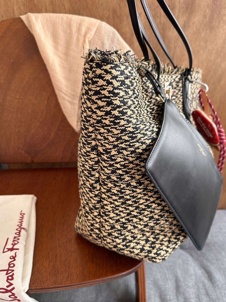 Ferragamo Special Show Raffia Tote Bag 👒｜Runway-Style Raffia Weave × Comes with Pouch × Chic Spring-Summer Mood