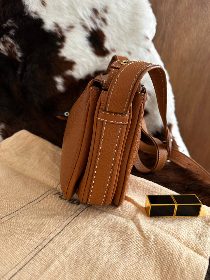 Fendi Caramel Leather Crossbody Bag 🤎🧡｜Vintage Simplicity × Triple-Compartment Design × Full Set Value