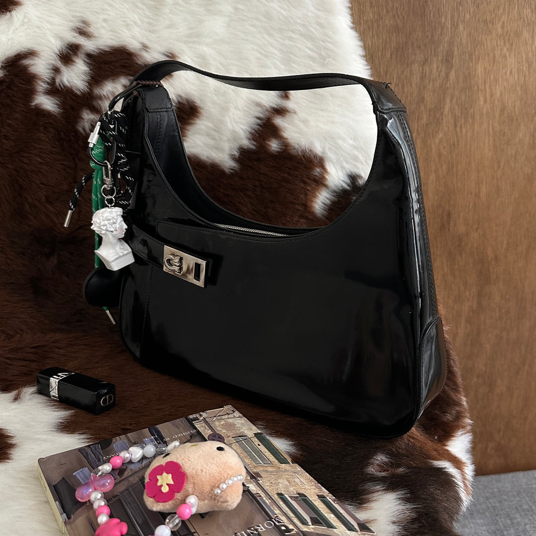 Ferragamo Gancini Hobo Shoulder Bag 🖤｜Glossy Black Patent Leather × Signature Gancini Detail × Sleek Minimalist Shape