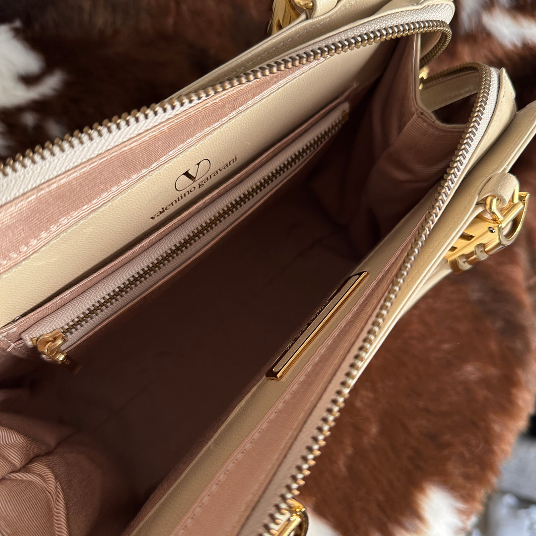 Valentino Garavani Top Handle Handbag 🤍｜Elegant Ivory Leather × Signature V Logo × Sophisticated Gold Hardware