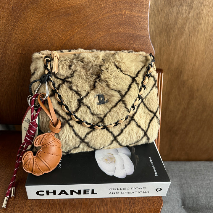 CHANEL Rabbit Fur Quilted Chain Bag 🐰｜Soft Rabbit Fur Texture × Iconic CC Quilting × Versatile Chain Strap