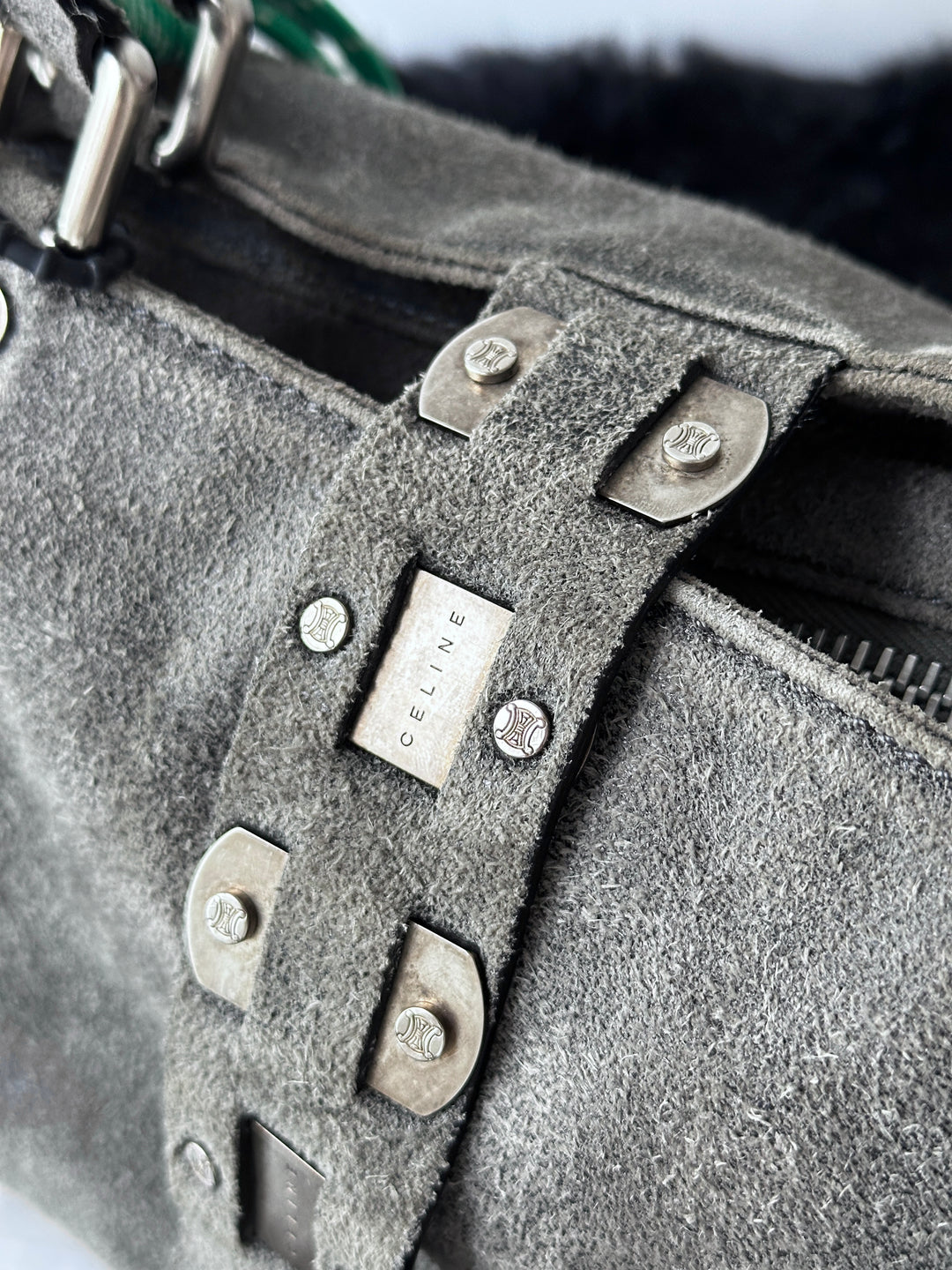 Celine Suede Baguette Bag 🩶｜Moto Buckle Detail・Soft Suede Texture・Effortless Vintage Chic