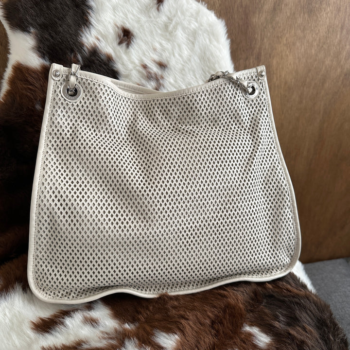 CHANEL Perforated Leather Chain Tote Bag 🤍｜Unique Perforated Design × Versatile Chain Strap × Spacious Everyday Capacity
