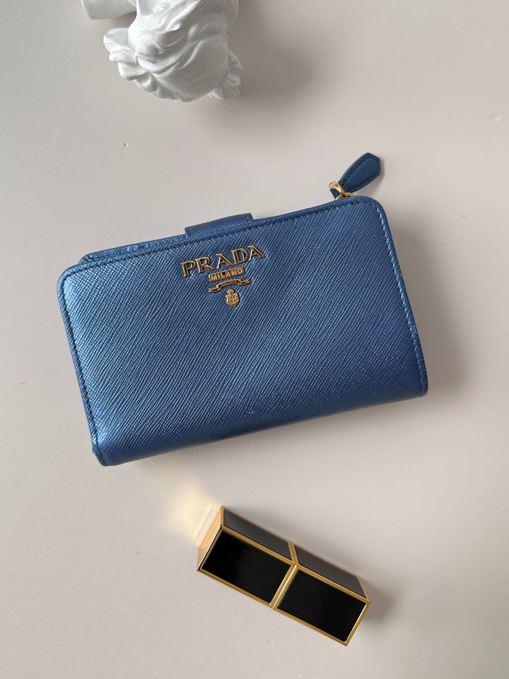 Prada Saffiano Leather Compact Wallet 💙✨｜Iconic Saffiano Texture😍・Elegant Blue Tone・Compact & Functional