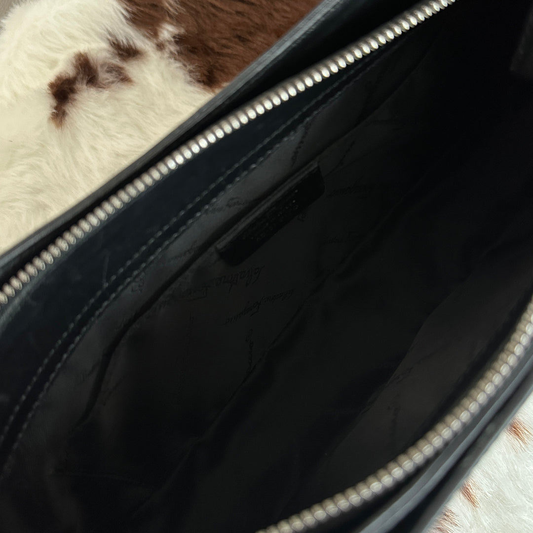 Ferragamo Gancini Hobo Shoulder Bag 🖤｜Glossy Black Patent Leather × Signature Gancini Detail × Sleek Minimalist Shape