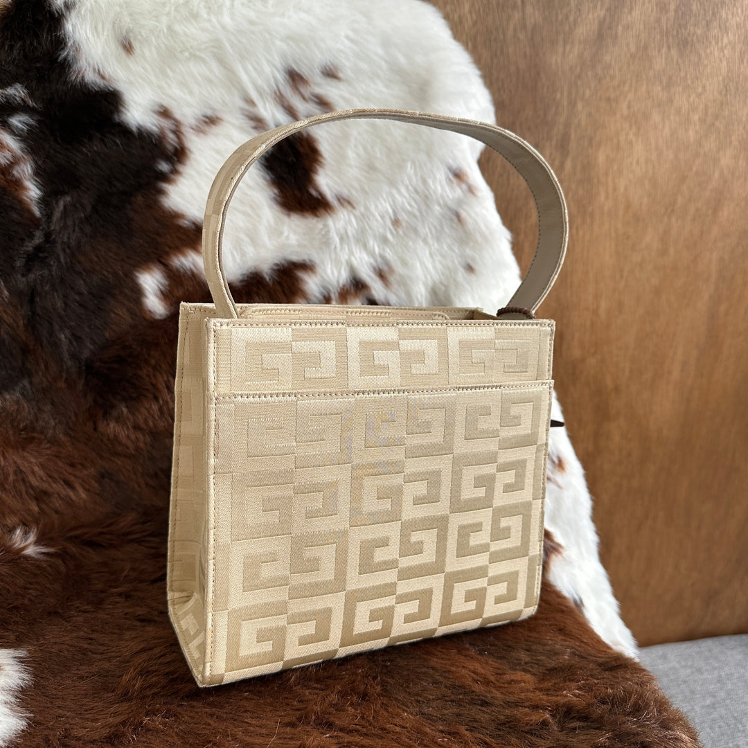 Givenchy Logo Canvas Shoulder Bag 🤍｜Signature 4G Monogram × Minimalist Structured Shape × Elegant Neutral Tone