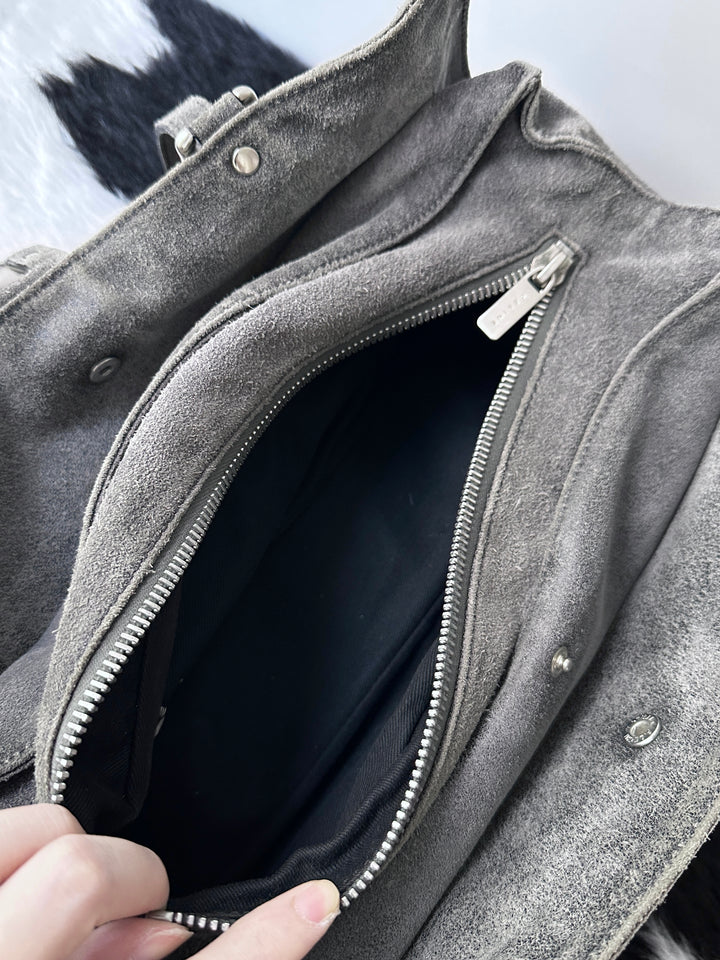 Celine Suede Baguette Bag 🩶｜Moto Buckle Detail・Soft Suede Texture・Effortless Vintage Chic