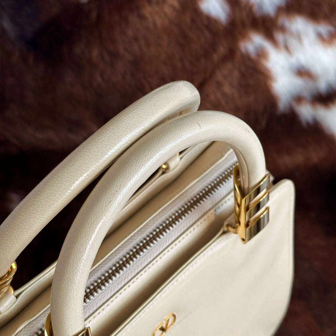 Valentino Garavani Top Handle Handbag 🤍｜Elegant Ivory Leather × Signature V Logo × Sophisticated Gold Hardware