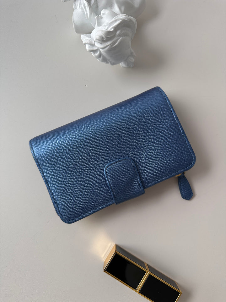 Prada Saffiano Leather Compact Wallet 💙✨｜Iconic Saffiano Texture😍・Elegant Blue Tone・Compact & Functional