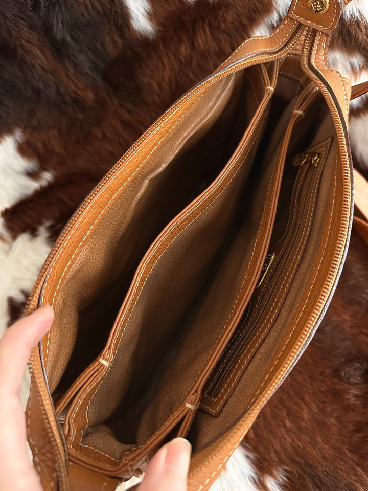 Fendi Caramel Leather Crossbody Bag 🤎🧡｜Vintage Simplicity × Triple-Compartment Design × Full Set Value